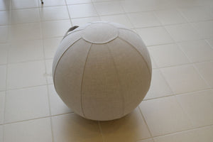 Ryhti Design istuinpalloa voi käyttää monipuolisesti istumisessa, joogassa, tai vaikka rahina jalkojen alla.