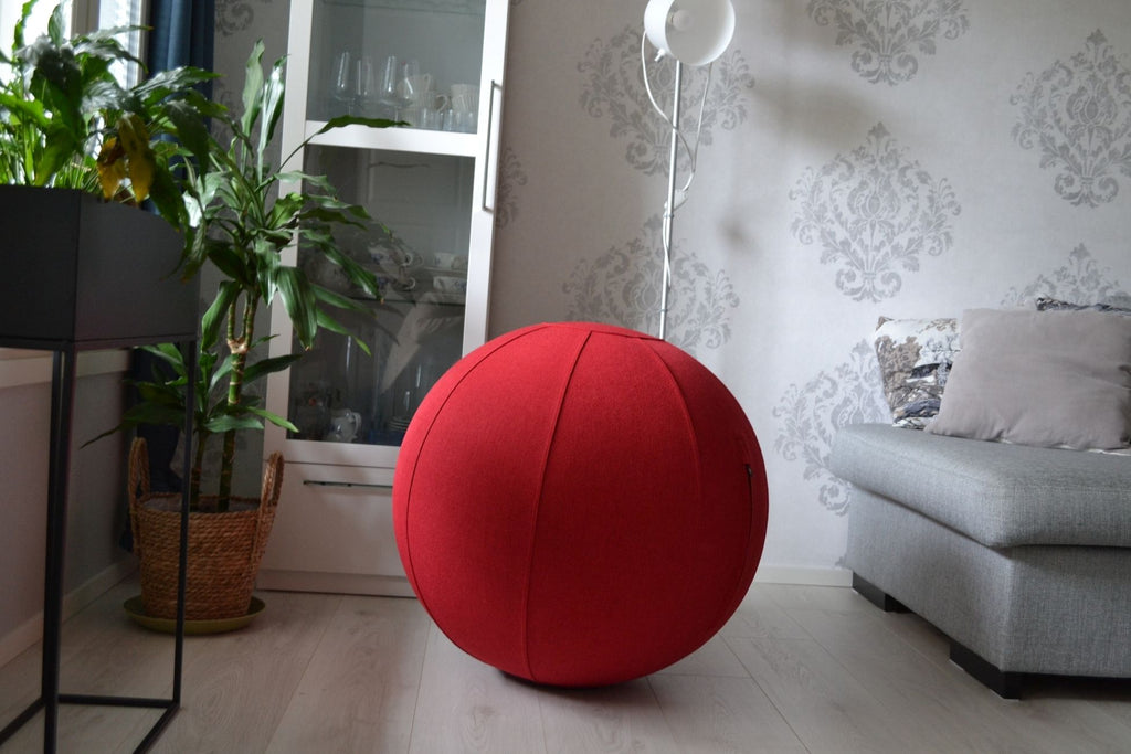 Punainen Ryhti Design istumapallo "Tulipuna" on upea katseenvangitsija ja se sopii erinomaisesti moneen sisustukseen